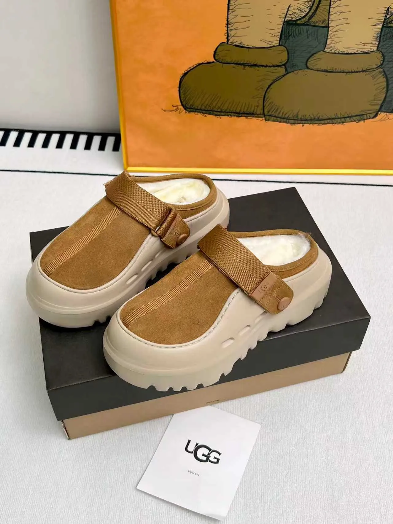 p500🐮🐮 (same style for men and women) UGG 2025 new small potato, half drag and one kick to unlock the relaxed feeling, lightweight and thin sole, always light and fashionable, casually stepping out of the new style, it feels very UGG, classic suede with soft wool lining insole, rubber foam outsole, hot stamped logo ✅Color: bright green, bright yellow, maroon, black ✅Number of codes: 35 to 45 (synchronized with the official website)